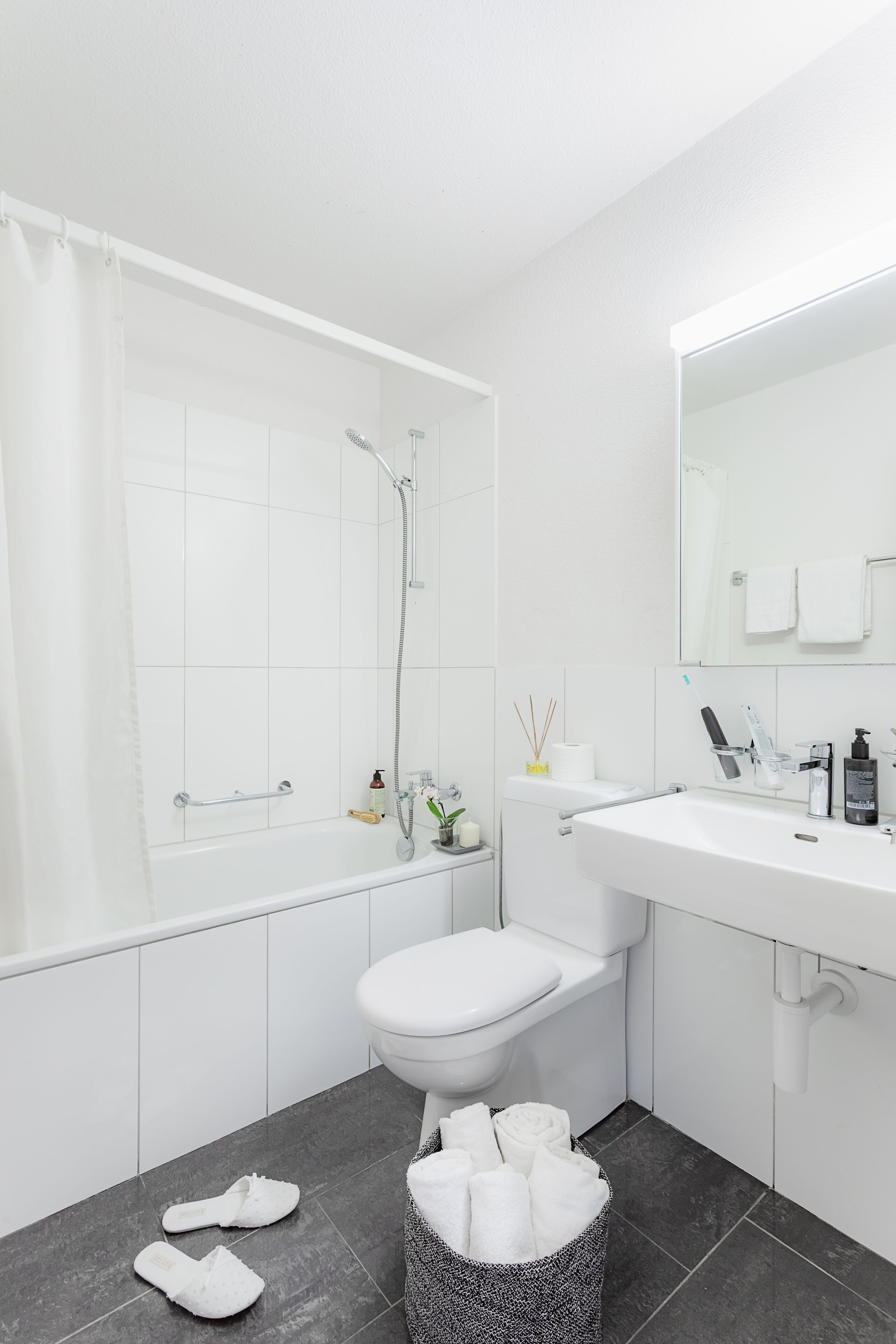 Appartement, 2 slaapkamers, niet-roken | Badkamer | Een douche, gratis toiletartikelen, een haardroger, handdoeken