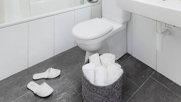 Appartement, 2 slaapkamers, niet-roken | Badkamer | Een douche, gratis toiletartikelen, een haardroger, handdoeken