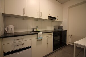 Refrigerador, microondas, placa de cocina, tetera/pava eléctrica