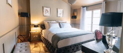 Kamar Double, pemandangan halaman | 2 kamar tidur, seprai premium, bantalan ekstra lembut, dan brankas