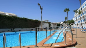 Outdoor pool, pool umbrellas, sun loungers - Costa Volcan and Spa (Tías)