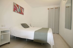 Caja fuerte, escritorio, ropa de cama