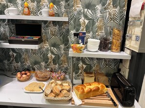 Un comptoir de cuisine avec divers aliments, un grille-pain et une machine à café.