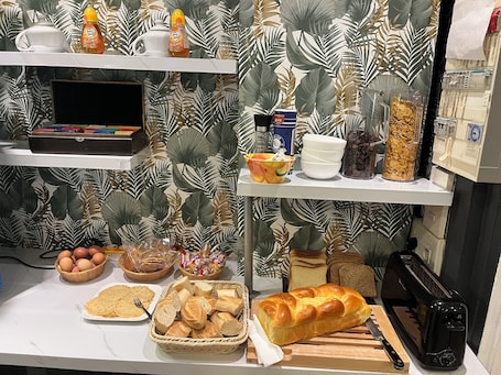 Daily buffet breakfast for a fee. Hôtel Au Spatial