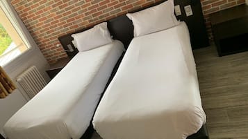 舒适双人房或双床房 | 高档床上用品、办公桌、隔音、免费 WiFi