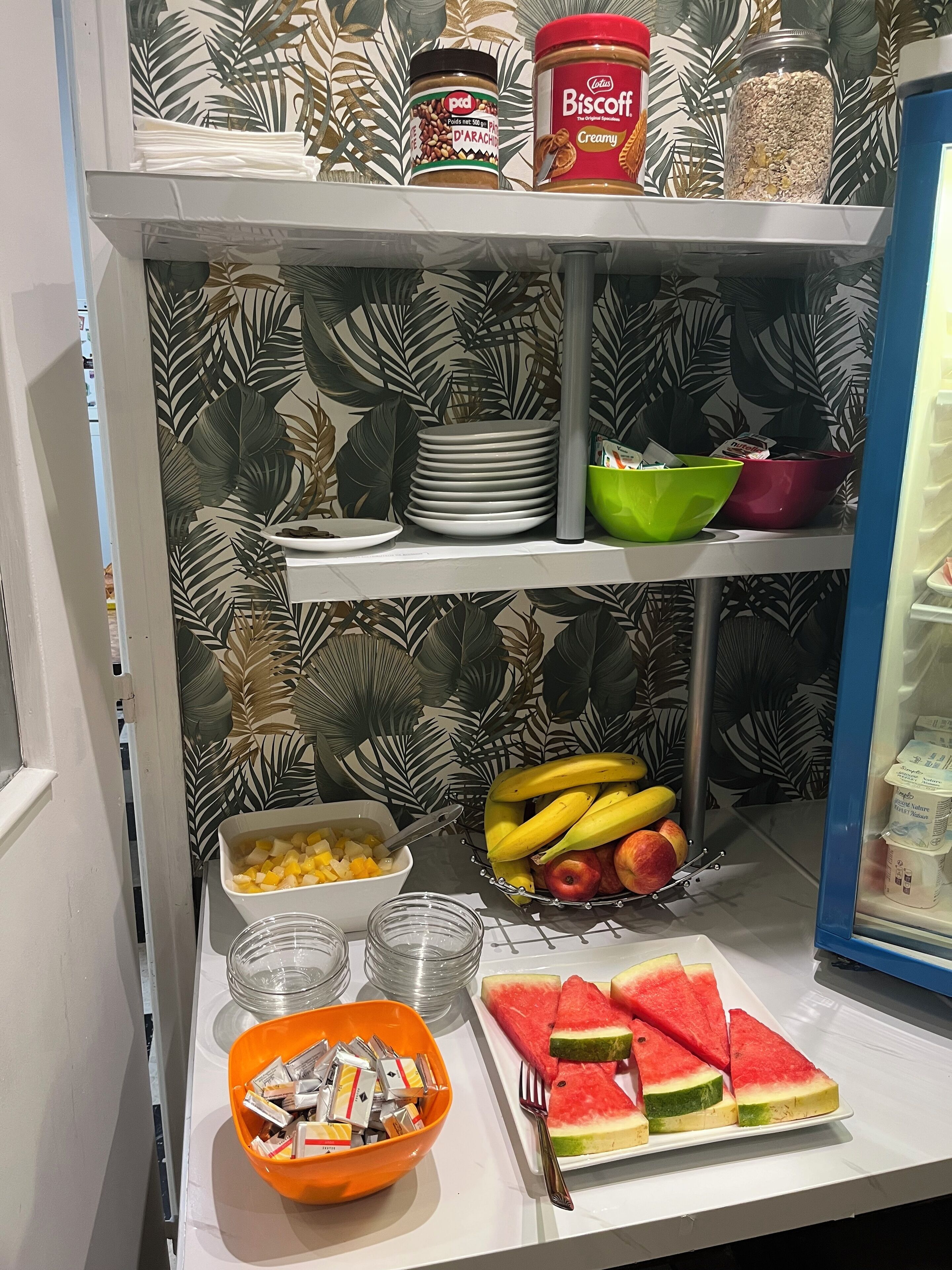 Um buffet de café da manhã com diversos alimentos e acompanhamentos.