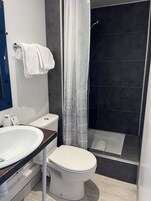 舒适双人房 | 浴室 | 免费洗浴用品、吹风机、毛巾