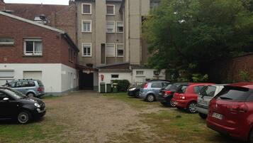 Parking sans voiturier (10.00 EUR par jour)