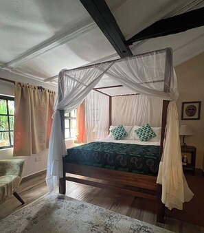 أسرّة تيمبور بديك وخزنة داخل الغرفة وبديكورات فريدة لكل غرفة ومكتب