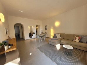 Design Apartment, 1 Bedroom, Non Smoking | Individually decorated, individually furnished, blackout drapes - Le Terrazze (Tropea)