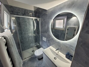 Superior Condo, Annex Building | Bathroom | Shower, free toiletries, hair dryer, towels - Le Terrazze (Tropea)