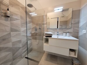 Departamento de diseñador, 1 habitación, para no fumadores | Baño | Regadera, amenidades de baño gratuitas, secadora de cabello, toallas 