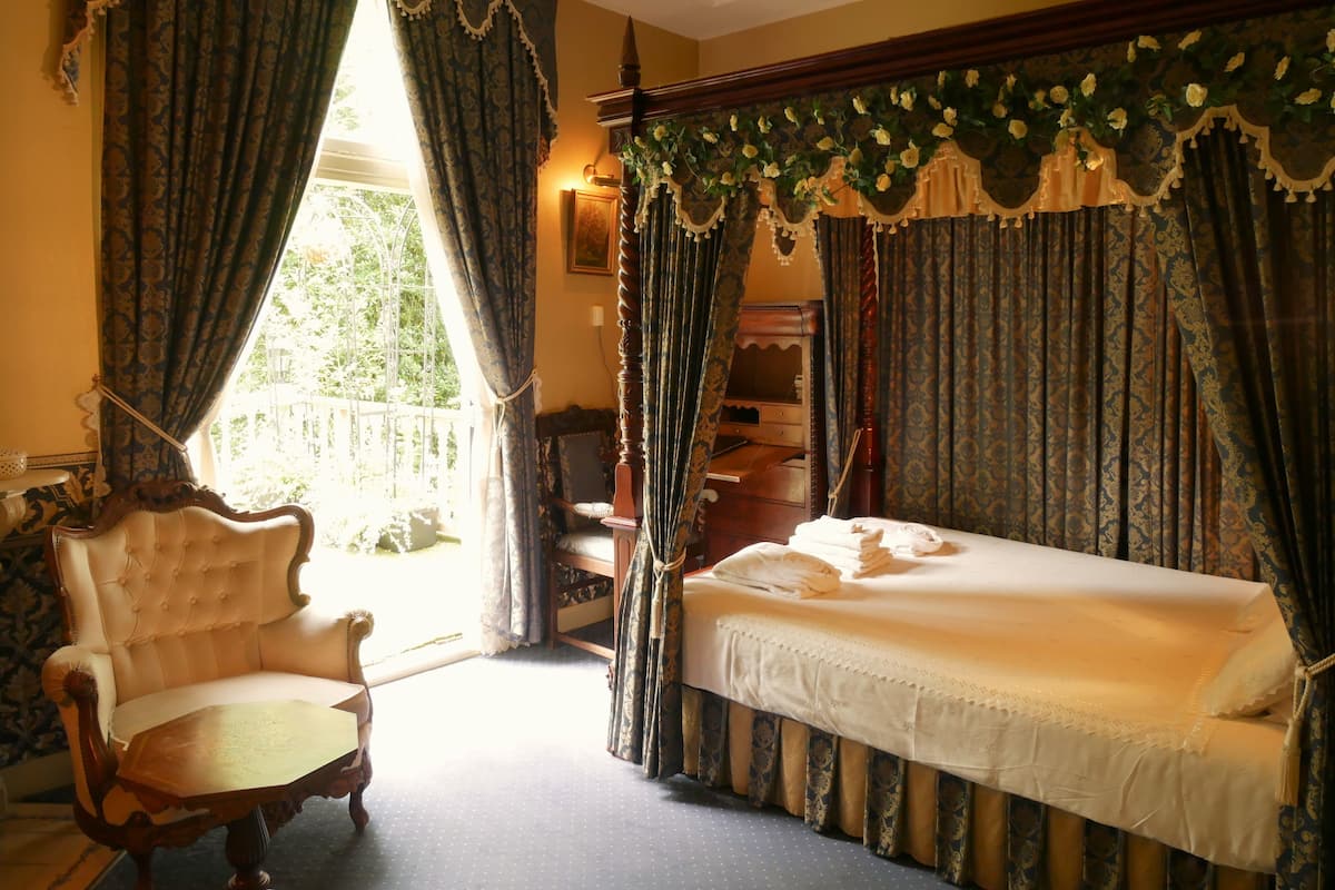 Deluxe Double or Twin Room | Minibar, in-room safe, desk, WiFi (free)