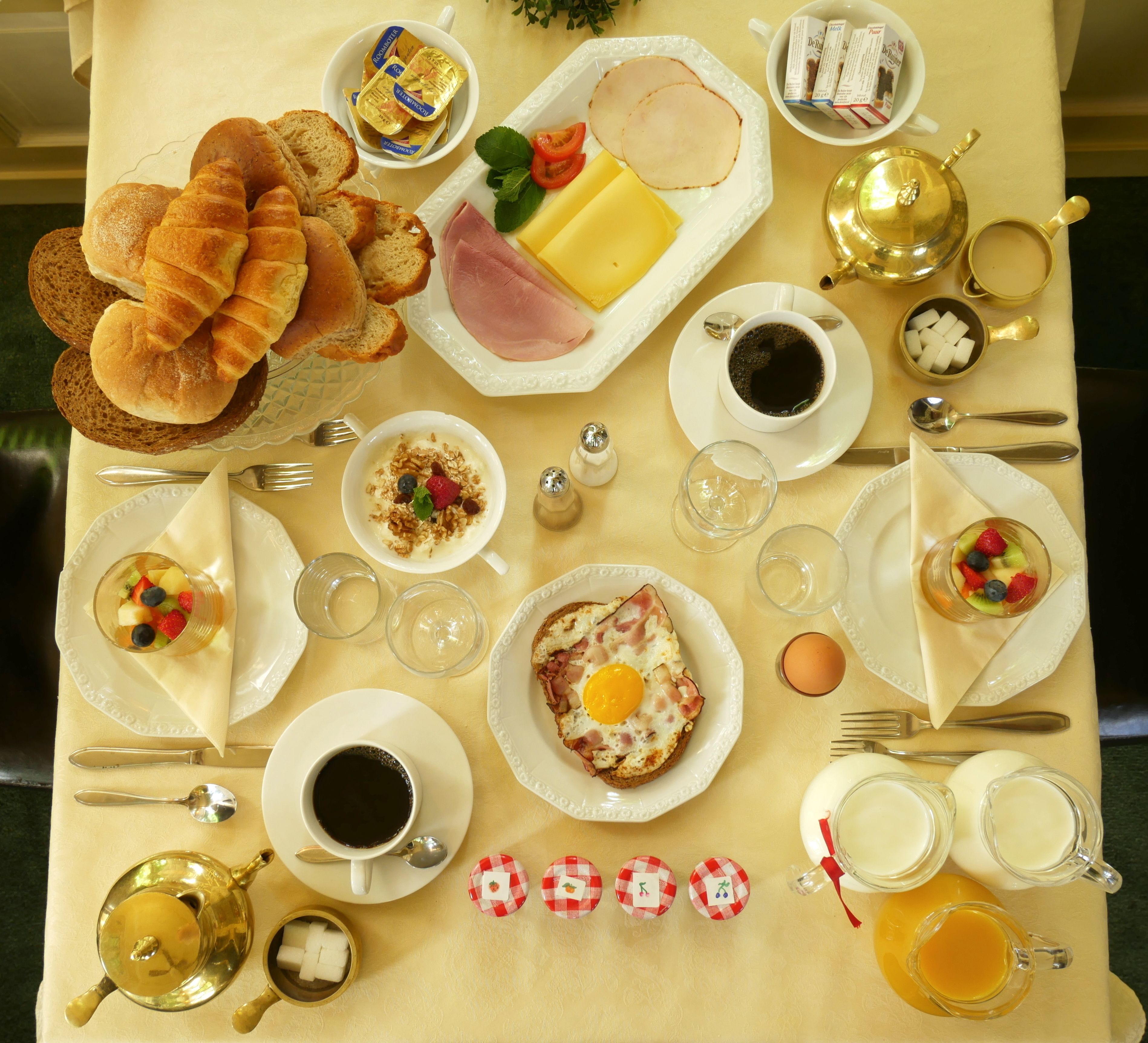Un bufé de desayuno con diversos alimentos y bebidas.