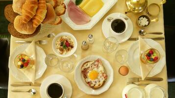 Un bufé de desayuno con diversos alimentos y bebidas.