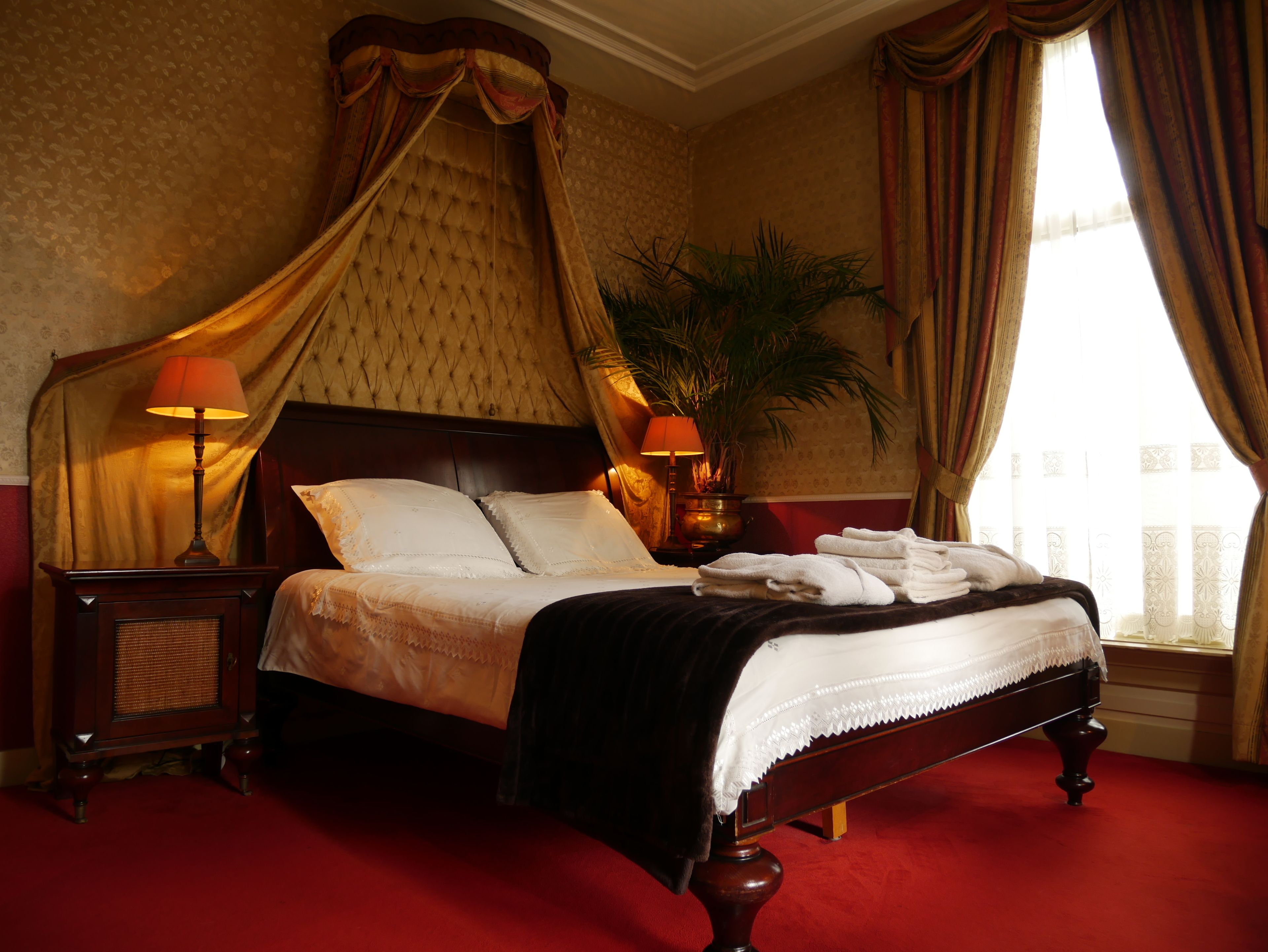 deluxe double or twin room | minibar, in-room safe, desk, free wifi