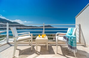 The Lofts - Private Pool Suites | Balcón