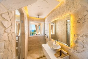 The Lofts - Private Pool Suites | Banheiro | Produtos de toalete grátis, secador de cabelo, roupões de banho 