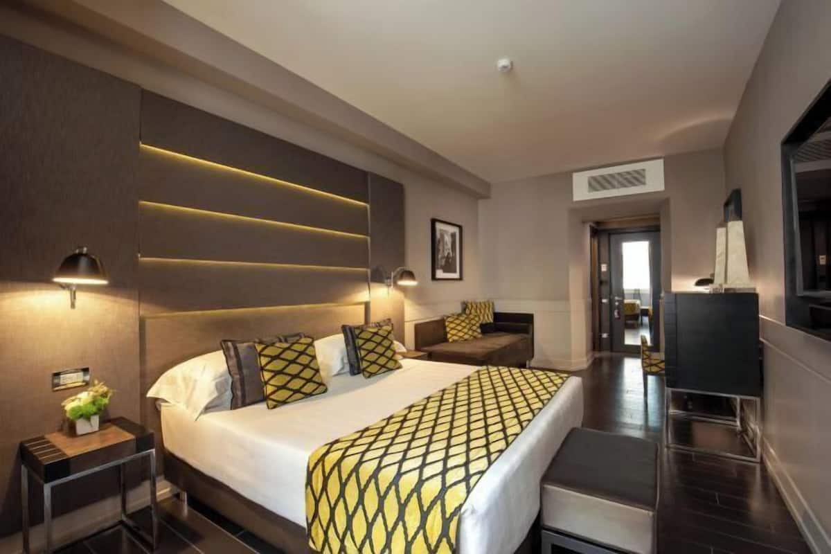 Peralatan tempat tidur premium, bar mini, peti besi dalam bilik, meja