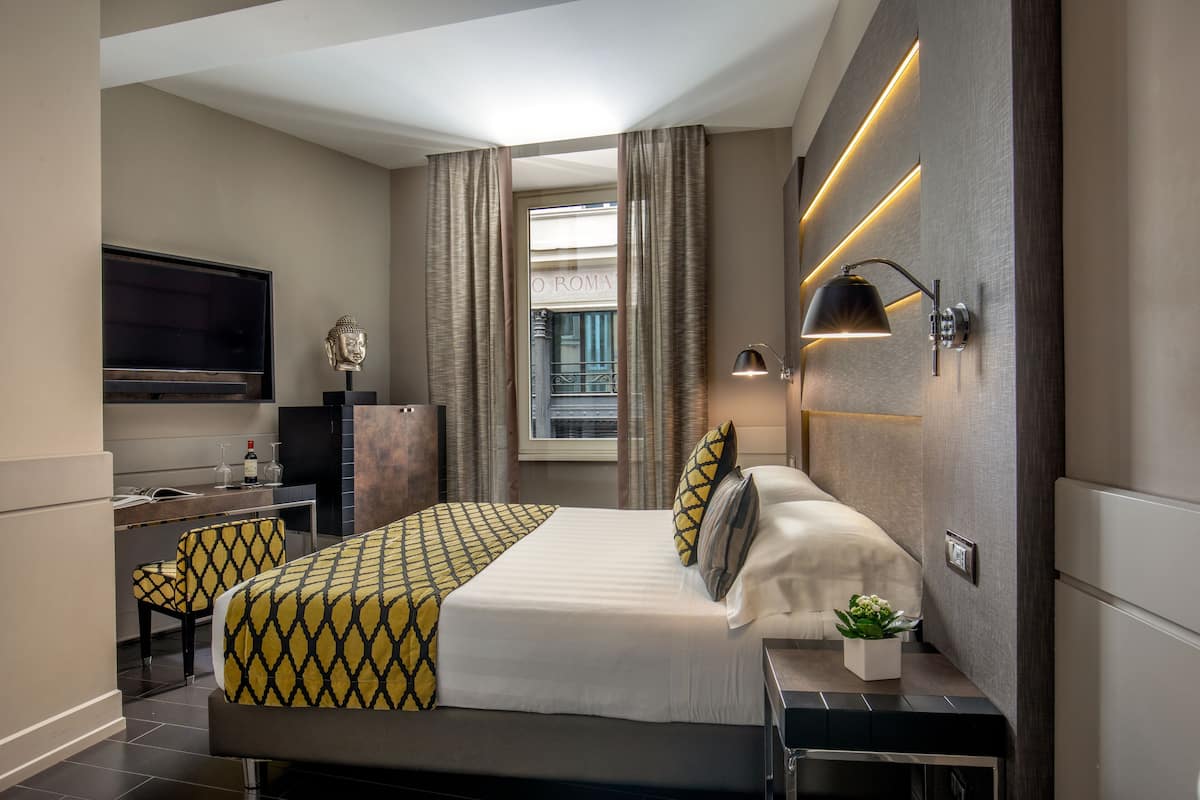 Classic Double or Twin Room | Peralatan tempat tidur premium, bar mini, peti besi dalam bilik, meja