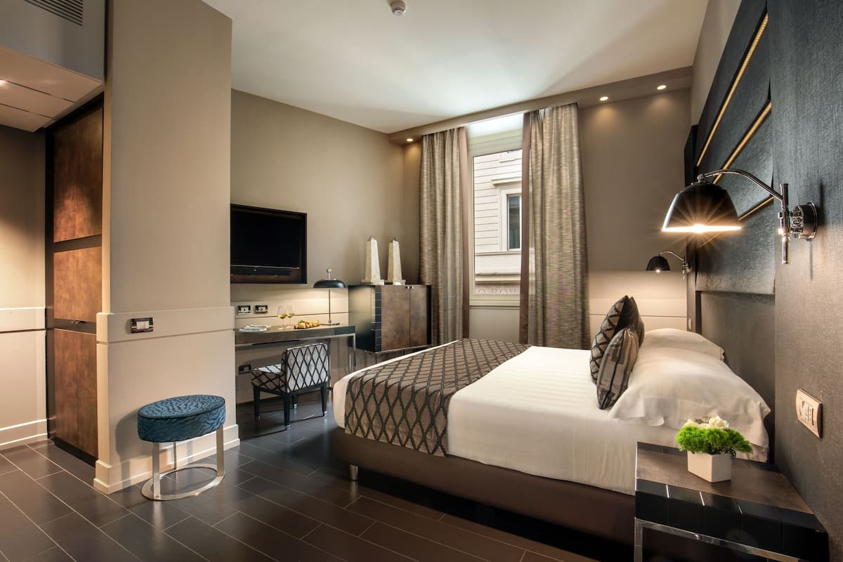 Superior Double or Twin Room | Peralatan tempat tidur premium, bar mini, peti besi dalam bilik, meja
