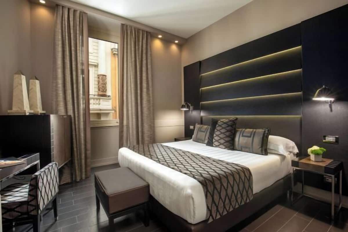 Peralatan tempat tidur premium, bar mini, peti besi dalam bilik, meja