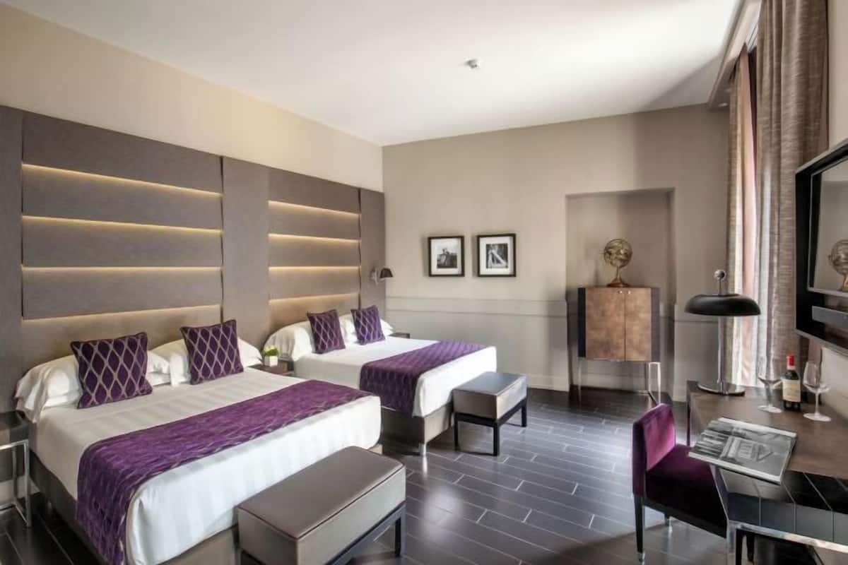 Peralatan tempat tidur premium, bar mini, peti besi dalam bilik, meja