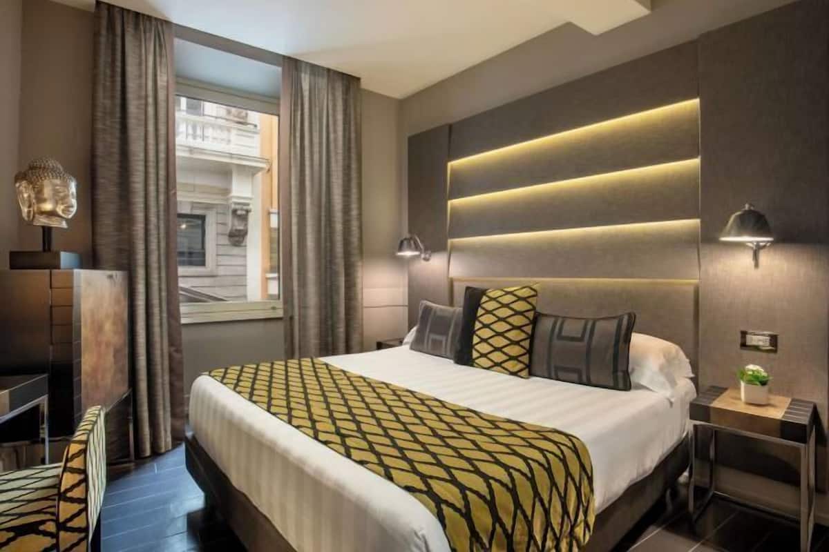Peralatan tempat tidur premium, bar mini, peti besi dalam bilik, meja