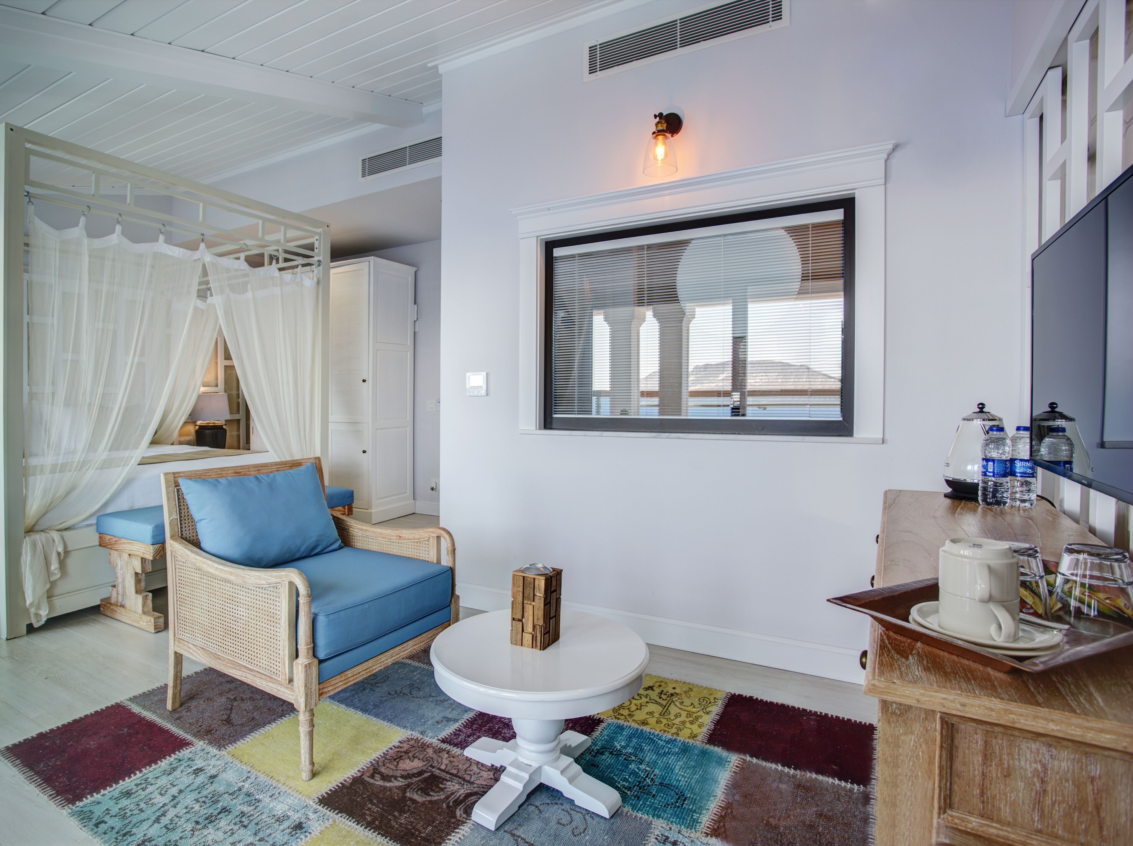 deluxe room, jetted tub, sea view | premium bedding, minibar, in-room safe, desk