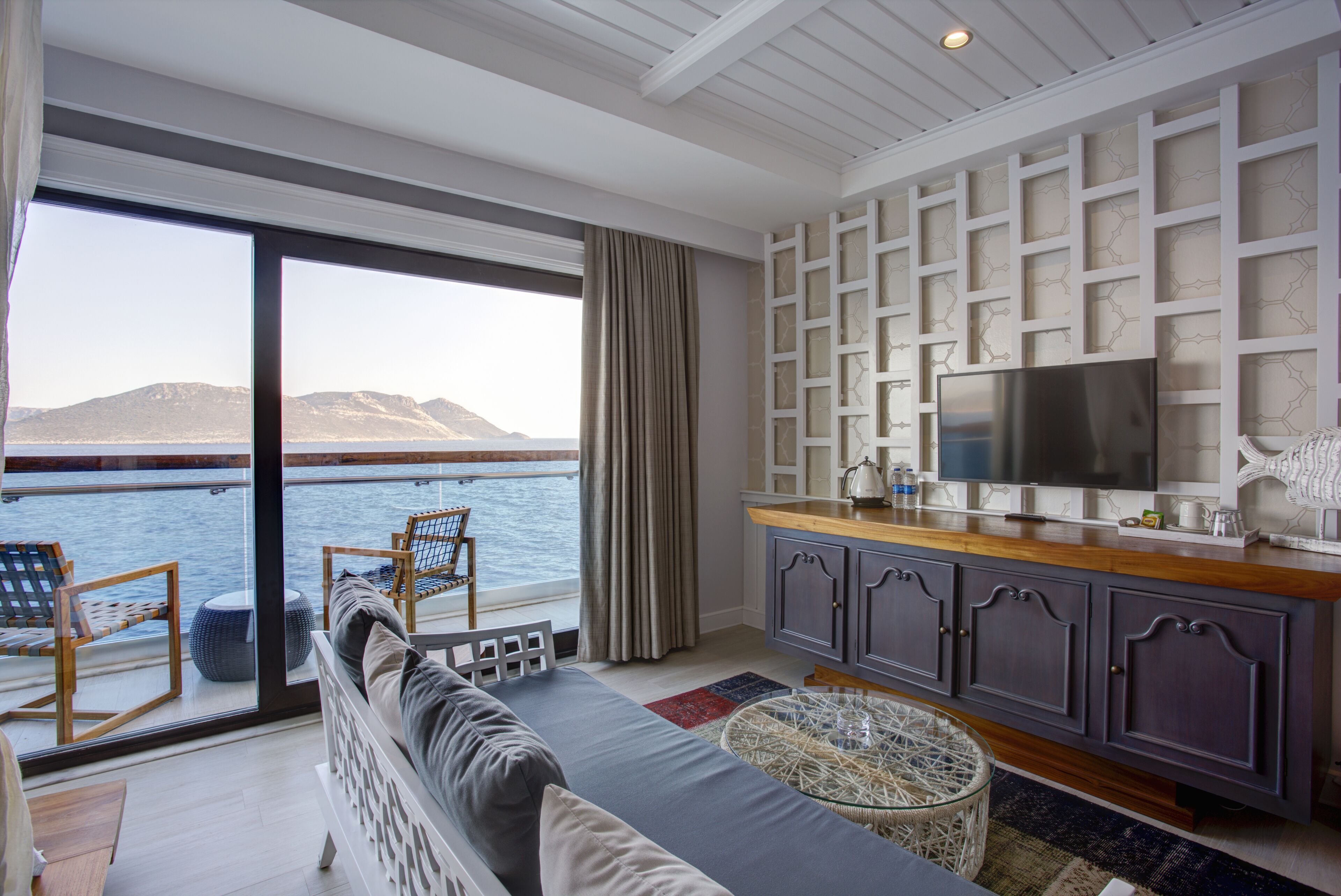 superior double room, sea view | premium bedding, minibar, in-room safe, desk