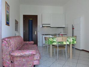 Apartament, 1 dormitori | Sala d'estar | Televisor de pantalla plana 