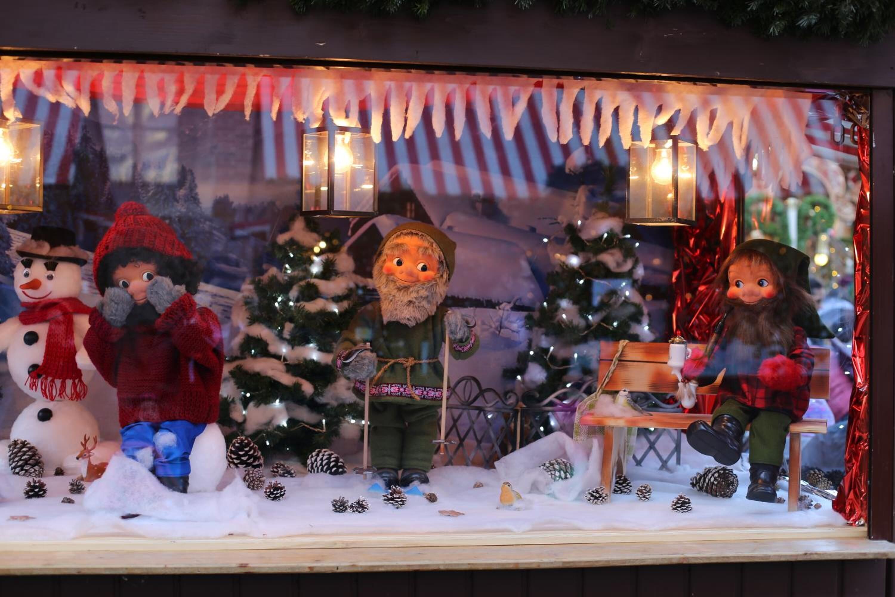 breakfast, lunch, dinner served; international cuisine