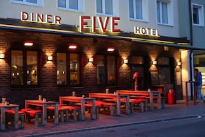 S'hi serveixen esmorzars, dinars, sopars i plats de cuina internacional