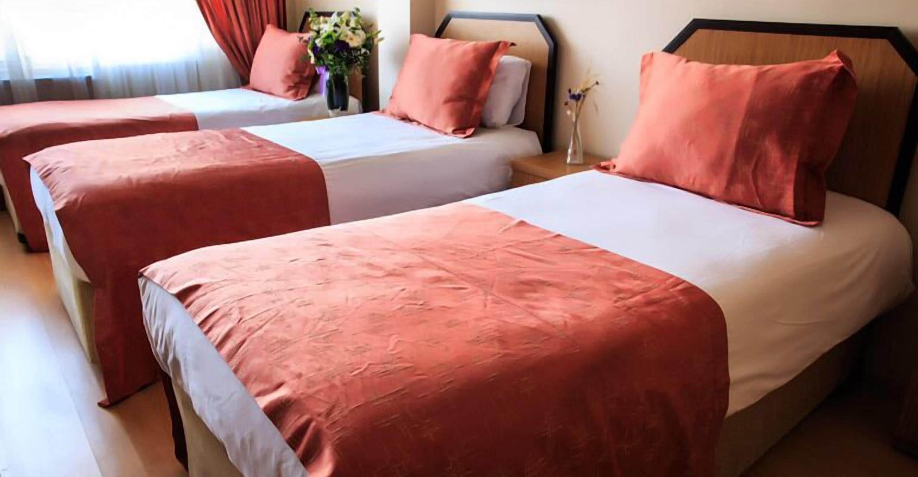 Standaard driepersoonskamer | Een minibar, een kluis op de kamer, een bureau, gratis babybedden