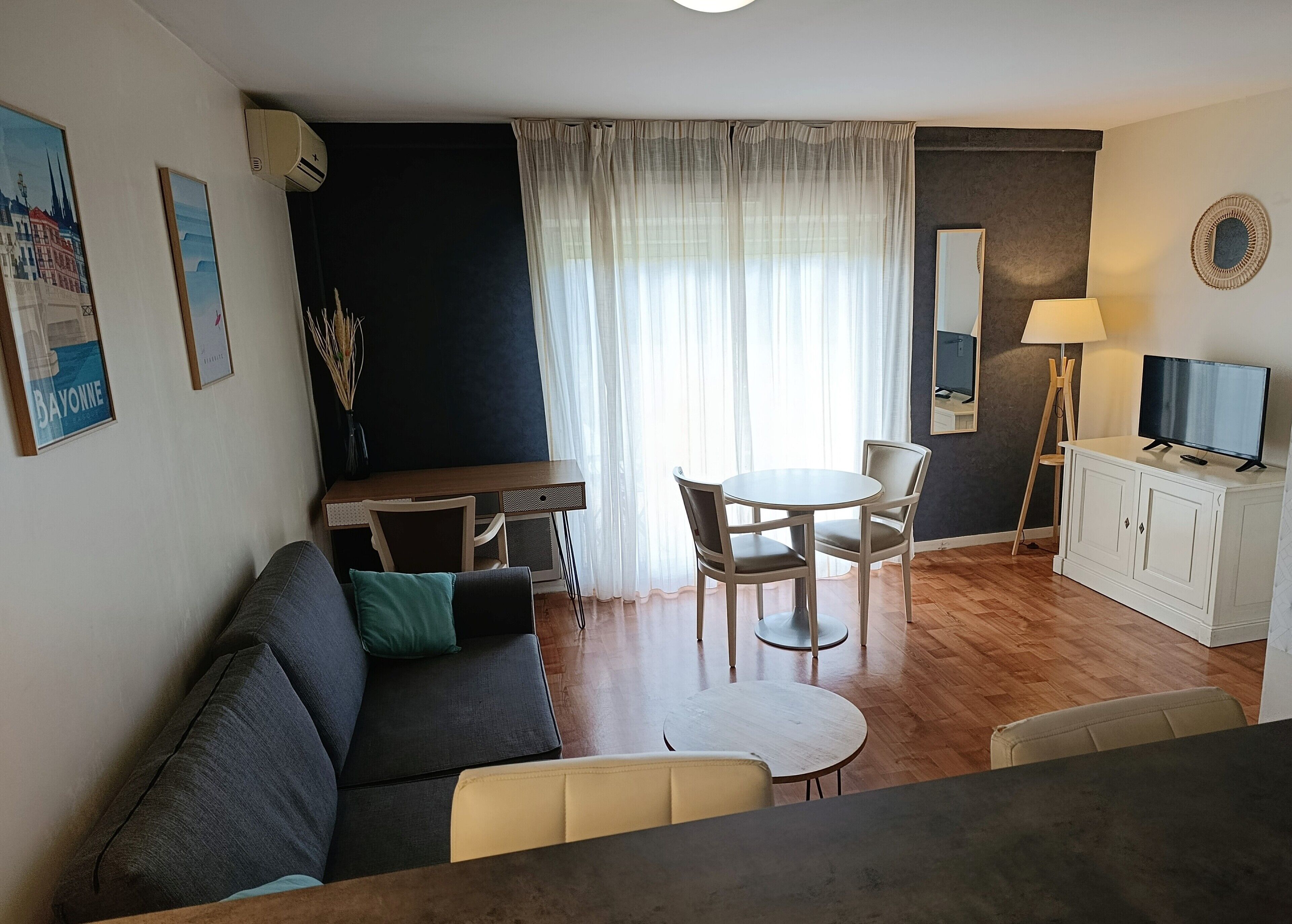 Apartamento Business | Zona de estar | Una televisión de pantalla plana