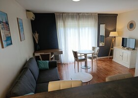 Apartamento empresarial | Área de estar | TV de tela plana