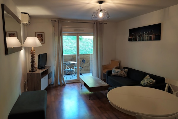 Business Apartment | Living area | Flat-screen TV