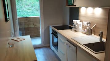Apartament empresarial | Cuina privada | Frigorífic, microones, placa de cuina i rentaplats