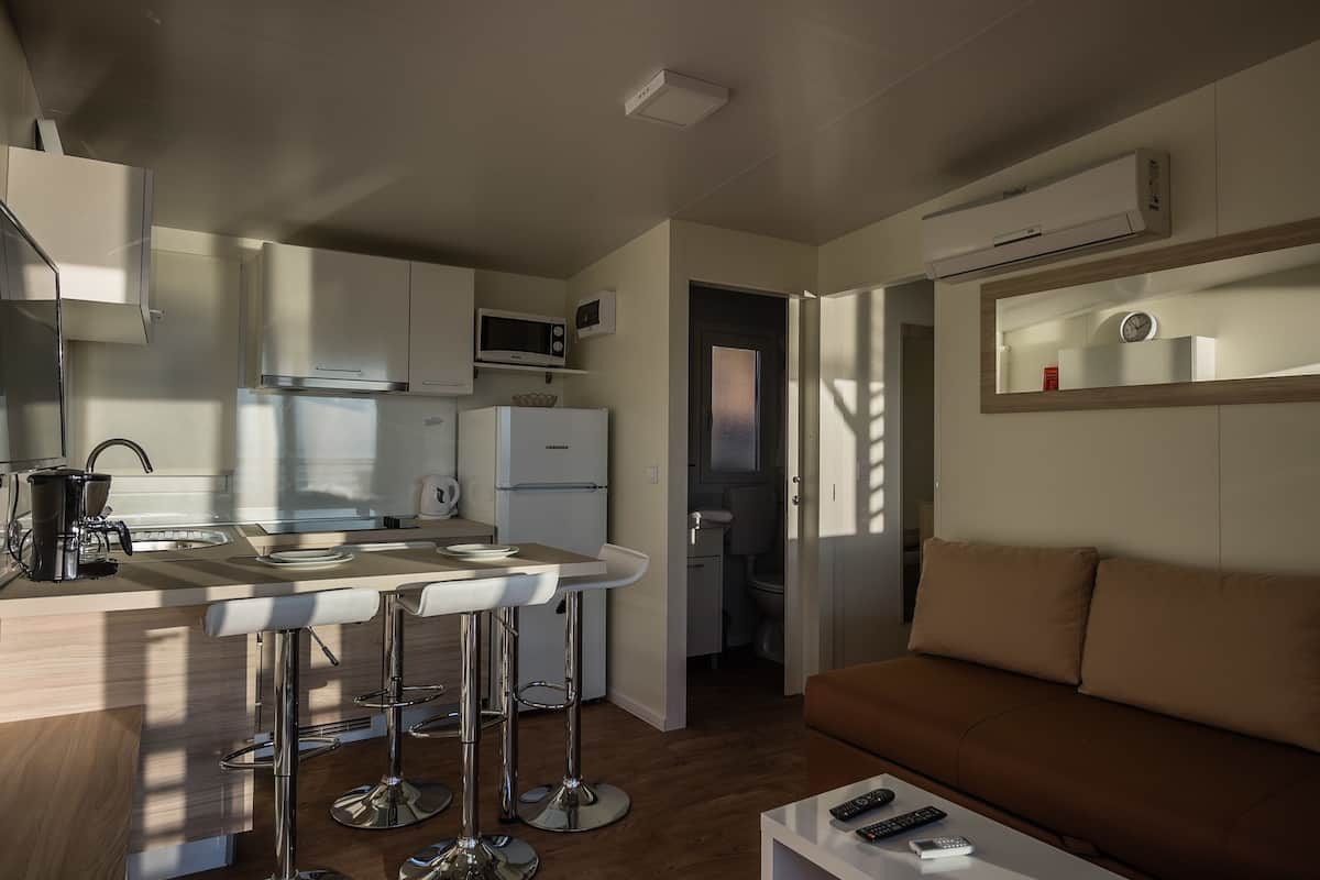 Comfort stacaravan, 2 slaapkamers, toegang tot zwembad, uitzicht op zee | Woonruimte | Een lcd-televisie