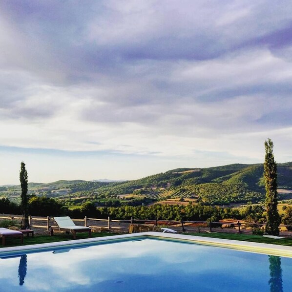 Piscine extérieure (ouverte en saison), piscine à débordement