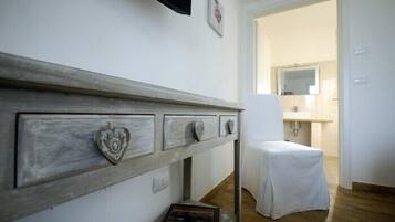 Zweibettzimmer | Hochwertige Bettwaren, Daunenbettdecken, Schreibtisch