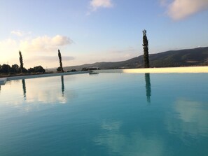 Sæsonbestemt udendørs pool, infinity-pool, parasoller, liggestole