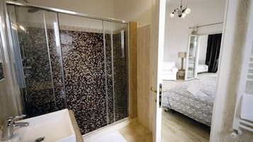 Suite | Bagno | Doccia, set di cortesia gratuito, asciugacapelli, bidet