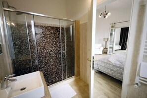 Suite | Bad | Dusj, toalettartikler (inkludert), hårføner og bidé
