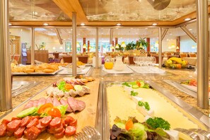 Tägliches Frühstücksbuffet (9.50 EUR pro Person)