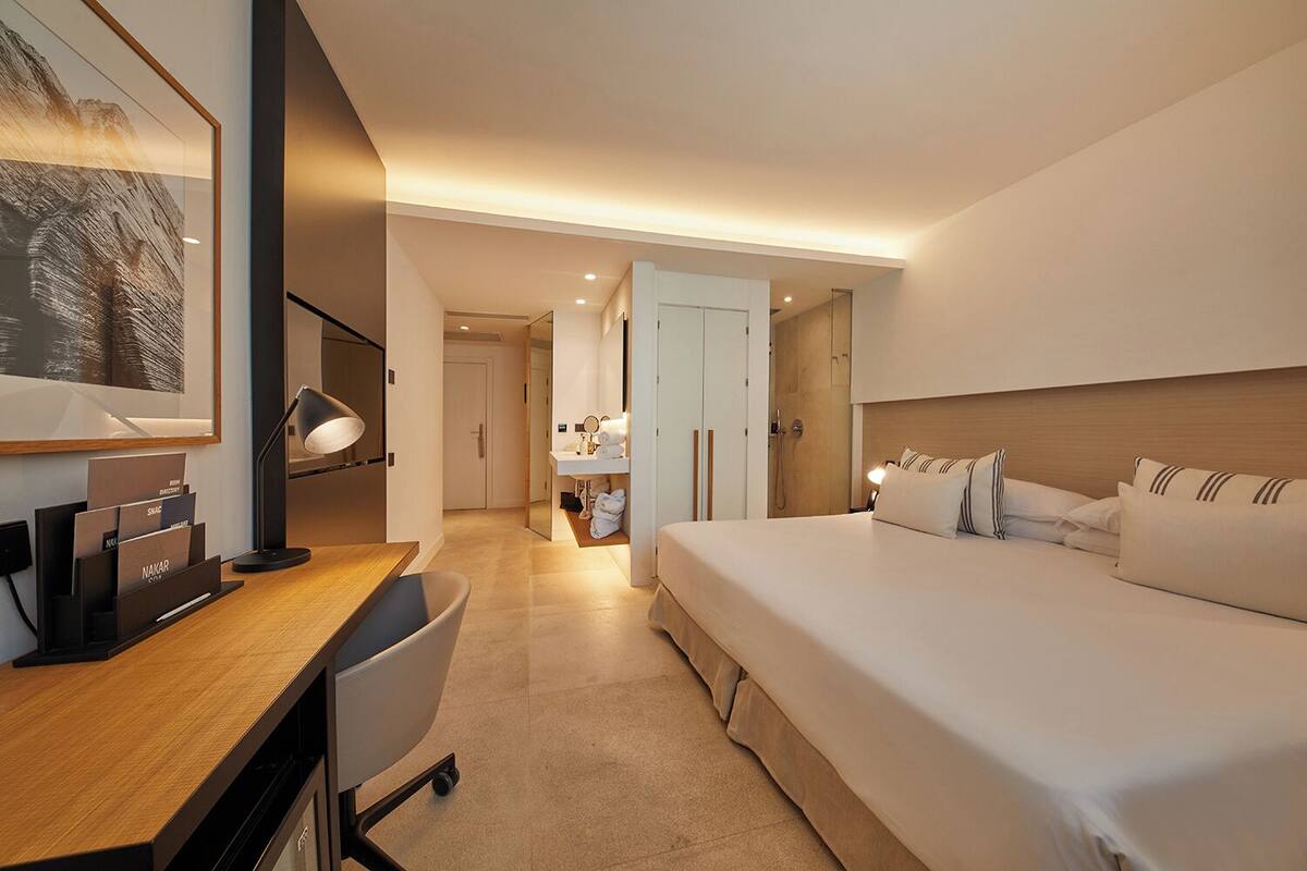 Ropa de cama de alta calidad y minibar 