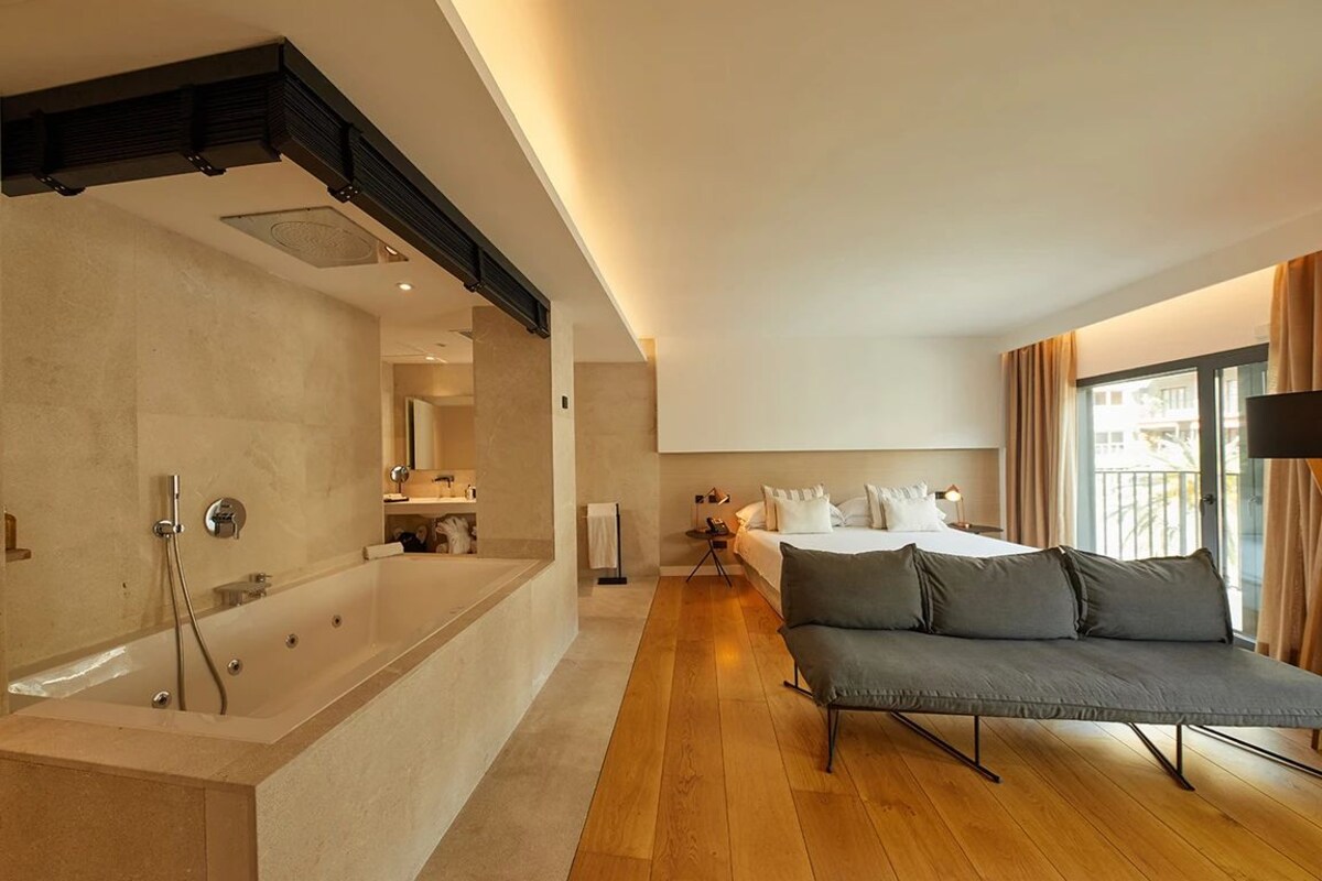 Suite, balkon | Luxe beddengoed, een minibar, een kluis op de kamer, een bureau