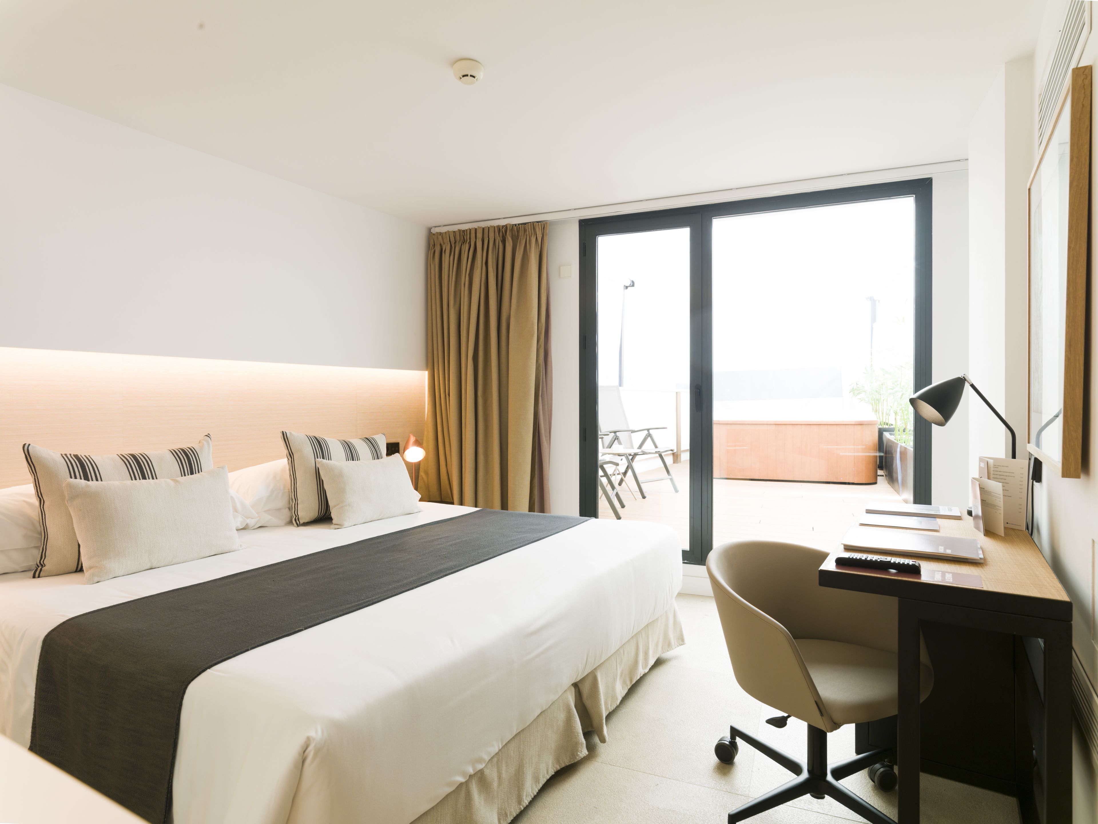 华丽双人房, 按摩浴缸 | 高档床上用品、迷你吧、客房内保险箱、办公桌