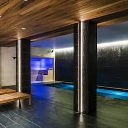Salas de tratamiento para parejas, sauna y tina de hidromasaje