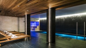 Salas de tratamiento para parejas, un sauna, una bañera de hidromasaje